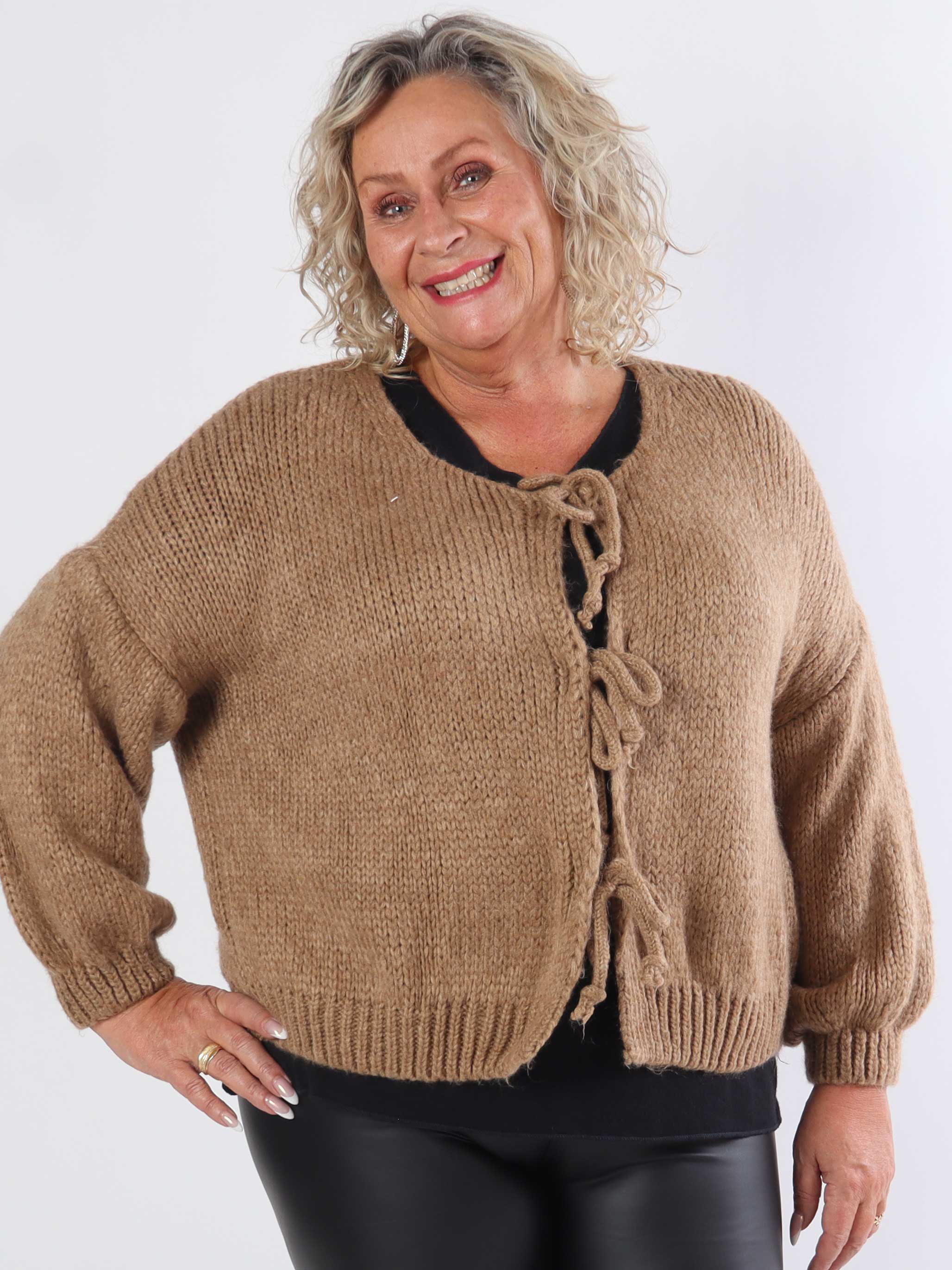 Kimberly - Söt stickad kofta i plusstorlek med rosetter